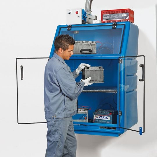 Batterieladeschrank mit 3-teiliger Tür, automatischer Absaugung und Steuereinheit für die sichere Überwachung.