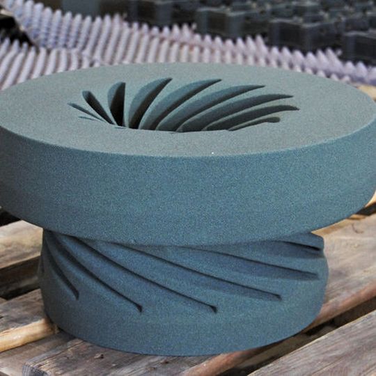 Der 3D-Drucker stellt anhand der CAD-Daten präzise Formen und Kerne her.