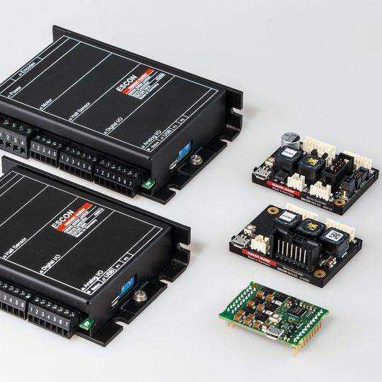 Digitale Servokontroller für bürstenbehaftete DC-Motoren und BLDC-Motoren (bürstenlose DC-Motoren) mit Hall-Sensoren bis ca. 700 W. Digitale Servokontroller für bürstenbehaftete DC-Motoren und BLDC-Motoren (bürstenlose DC-Motoren) mit Hall-Sensoren bis ca. 700 W.