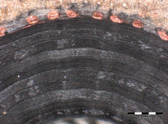 Bildfolge 4: Senkungsoberflächen im Vergleich: hier bei konventioneller Diamantschicht mit Ratterschwingungen und unten die schwingungsfreie Ausprägung bei glatter Schicht.