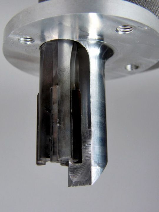 Bild 6: Ein staubfreier Arbeitsraum mittels Erfassungsmundstück, das kollisionsfrei in der gefrästen Nut nachgeführt werden kann, um Stäube noch effizienter zu erfassen.