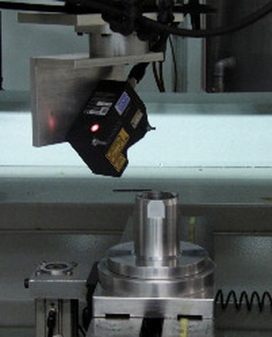 Bild 7: Die optimierte Vermessung flexibler Spannvorrichtungen zur Bearbeitung von CFK-Großstrukturen mittels Linienscanner oder CCD-Kamera kann die Genauigkeit der Bearbeitungsanlage erreichen.