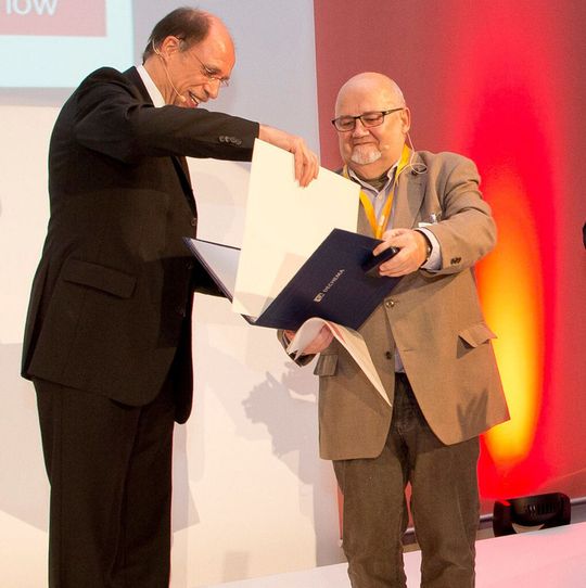 Professor Rainer Diercks (links) überreicht den Alwin-Mittasch-Sonderpreis an Professor Pierre Jacobs. Professor Rainer Diercks (links) überreicht den Alwin-Mittasch-Sonderpreis an Professor Pierre Jacobs.