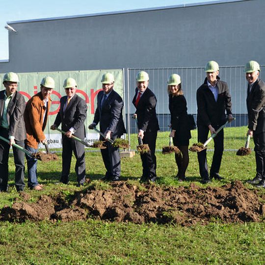 Spatenstich für neue Lagerhalle von Flux