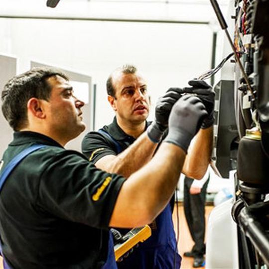 Echter Härtetest: 63 Servicemitarbeiter aus neun Ländern stritten beim Finale der „Global Tech-Masters Truck 2013“ in Stuttgart um den begehrten Titel. Echter Härtetest: 63 Servicemitarbeiter aus neun Ländern stritten beim Finale der „Global Tech-Masters Truck 2013“ in Stuttgart um den begehrten Titel.