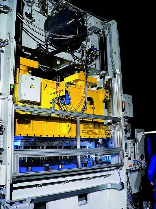 Der Werkzeugbau profitiert auch von neuer Pressentechnik; die Servopressen eignen sich aufgrund ihrer flexiblen Handhabung sehr gut für den Tryout-Betrieb. Der Werkzeugbau profitiert auch von neuer Pressentechnik; die Servopressen eignen sich aufgrund ihrer flexiblen Handhabung sehr gut für den Tryout-Betrieb.
