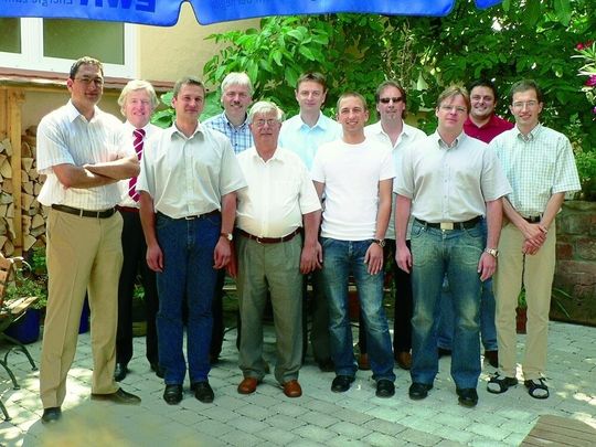 Die Teilnehmer des zweiten Jahrganges zusammen mit den Organisatoren Prof. Dr.-Ing. Helmut Jaberg (2.v.l.) und Dr.-Ing. Friedrich Wilhelm Hennecke (5.v.l.). Die Teilnehmer des zweiten Jahrganges zusammen mit den Organisatoren Prof. Dr.-Ing. Helmut Jaberg (2.v.l.) und Dr.-Ing. Friedrich Wilhelm Hennecke (5.v.l.).