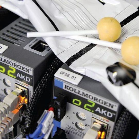 Lollipops im Doppelpack: Herzstück der Verpackungsmaschine sind intelligente Servoregler derKollmorgen-Reihe AKD PDMM mit integrierter SPS und Motion Control. Die Vorteile: wenigerHardware, weniger Kabel, mehr Platz im Schaltschrank, sehr einfacher Achsverbund. Die smarte Art der Automatisierung lässt auch noch Spielraum für weitere Integrationen von Achsen in den bestehenden Verbund. Lollipops im Doppelpack: Herzstück der Verpackungsmaschine sind intelligente Servoregler derKollmorgen-Reihe AKD PDMM mit integrierter SPS und Motion Control. Die Vorteile: wenigerHardware, weniger Kabel, mehr Platz im Schaltschrank, sehr einfacher Achsverbund. Die smarte Art der Automatisierung lässt auch noch Spielraum für weitere Integrationen von Achsen in den bestehenden Verbund.