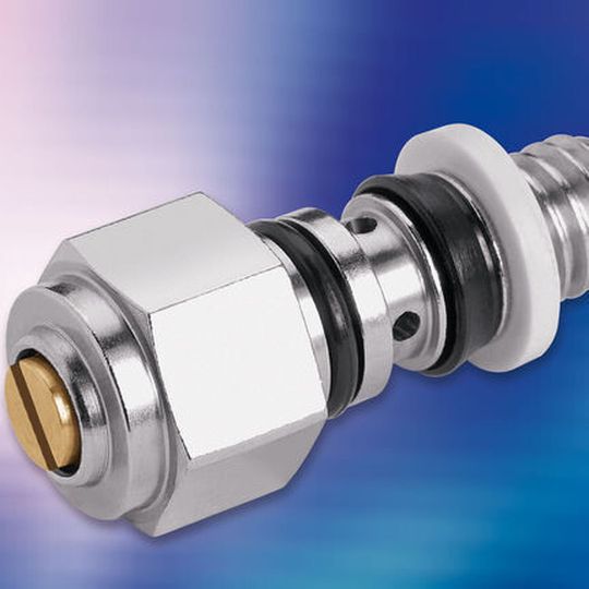 Diese Hohlschraube mit Drosselrückschlagventil in kurzer Ausführung trägt eine Regulierschraube mit Schlitz und einen Dichtring aus PVC.