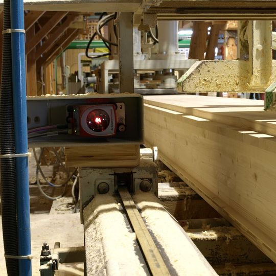 Das Laser-Distanzmessgerät AMS 304i ist am Gestell der Kappsäge fest und zugleich vibrationsfrei installiert. Das Laser-Distanzmessgerät AMS 304i ist am Gestell der Kappsäge fest und zugleich vibrationsfrei installiert.