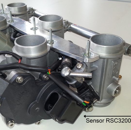 Motorrad-Drosselklappenregelung mittels Hall-Sensor: Der redundant ausgeführte Winkelsensor RSC3200 von Novotechnik deckt bei der Drosselklappenregelung eines 6-Zylinder-Motorrads einen Winkelbereich von 106° ab. Motorrad-Drosselklappenregelung mittels Hall-Sensor: Der redundant ausgeführte Winkelsensor RSC3200 von Novotechnik deckt bei der Drosselklappenregelung eines 6-Zylinder-Motorrads einen Winkelbereich von 106° ab.
