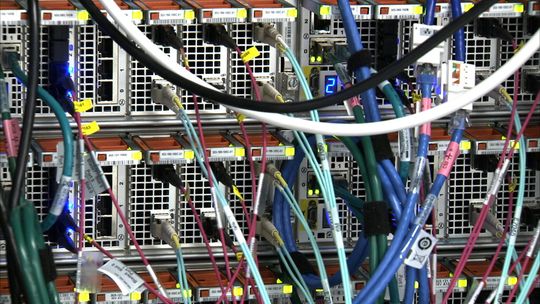 Akquinet bietet diverse Möglichkeiten des Outsourcings an, angefangen beim Housing, also nur der Flächennnutzung, über die zusätzliche Auswahl und Bereitstellung der Racks inklusive Verkabelung bis zum vollständigen Outsourcing mit IT-Infrastruktur-Dienstleistungen