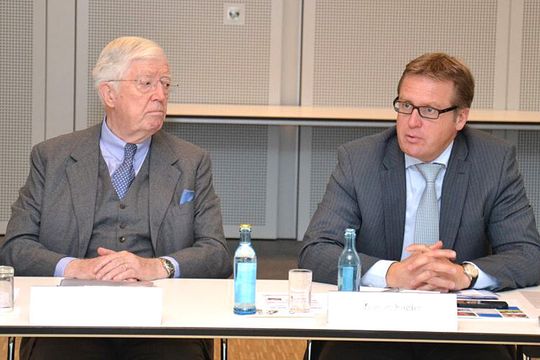 ZDK-Präsident Robert Rademacher (li.) zog eine weniger graue Bilanz des Autojahrs 2013, als bisher erwartet worden war. Stefan Fuchs sprach im Rahmen des 8. Mannheimer Kamingespräch über die Entwicklungen auf dem Markt der Schmierstoffe. ZDK-Präsident Robert Rademacher (li.) zog eine weniger graue Bilanz des Autojahrs 2013, als bisher erwartet worden war. Stefan Fuchs sprach im Rahmen des 8. Mannheimer Kamingespräch über die Entwicklungen auf dem Markt der Schmierstoffe.