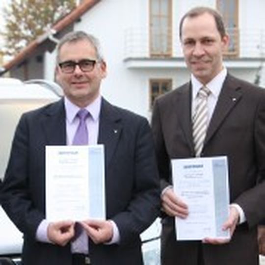 Peter Schieder und Volker Sos freuen sich über die neuen Zertifikate.