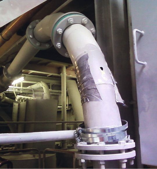 Abb. 1: Beschädigungen durch Abrasion in pneumatischen Förderleitungen treten insbesondere in Bögen auf. Abb. 1: Beschädigungen durch Abrasion in pneumatischen Förderleitungen treten insbesondere in Bögen auf.