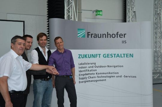 Entwickeln im Projekt "Daedalus" modulare und energieautarke Trackingsysteme, v.l.: Norbert Neu und Dr. Oliver Funke, Raumfahrtmanagement DLR; Hendrik Hanff, Projektleiter DFKI Robotics Innovation Center; Dr. Peter Spies, Projektleiter Fraunhofer IIS. Entwickeln im Projekt "Daedalus" modulare und energieautarke Trackingsysteme, v.l.: Norbert Neu und Dr. Oliver Funke, Raumfahrtmanagement DLR; Hendrik Hanff, Projektleiter DFKI Robotics Innovation Center; Dr. Peter Spies, Projektleiter Fraunhofer IIS.