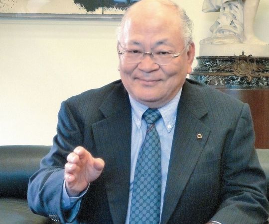 Mitsuo Okamoto, Präsident und CEO der Amada Co. Ltd., Isehara (Japan): „Wir bieten demBlechverarbeiter nicht nur eine Maschine, sondern immer eine, auf die Bedürfnisse des Kundenzugeschnittene Systemlösung an.“ Mitsuo Okamoto, Präsident und CEO der Amada Co. Ltd., Isehara (Japan): „Wir bieten demBlechverarbeiter nicht nur eine Maschine, sondern immer eine, auf die Bedürfnisse des Kundenzugeschnittene Systemlösung an.“