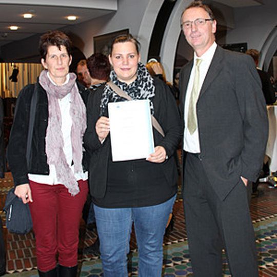 Jennifer Baseler (Mitte) mit ihren Ausbildern Heidi Bögershausen und Herbert Faul nach der Preisverleihung. Jennifer Baseler (Mitte) mit ihren Ausbildern Heidi Bögershausen und Herbert Faul nach der Preisverleihung.