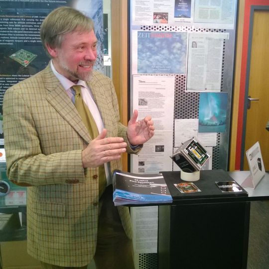 Erleichterung und Freude nach dem Start: Prof. Klaus Schilling, unter dessen Leitung der Pico-Satellit UWE-3 am Lehrstuhl Informatik VII: Robotik & Telematik der Universität Würzburg entwickelt wurde. Erleichterung und Freude nach dem Start: Prof. Klaus Schilling, unter dessen Leitung der Pico-Satellit UWE-3 am Lehrstuhl Informatik VII: Robotik & Telematik der Universität Würzburg entwickelt wurde.