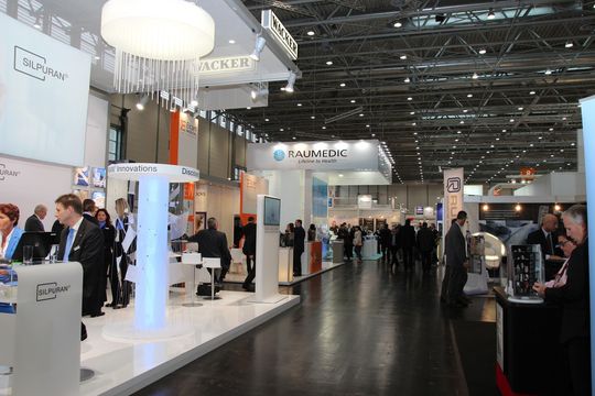 Volle Hallen auf der Compamed in Düsseldorf. Auf 10.000 qm Standfläche präsentieren sich über 600 Aussteller aus 36 Ländern. Volle Hallen auf der Compamed in Düsseldorf. Auf 10.000 qm Standfläche präsentieren sich über 600 Aussteller aus 36 Ländern.