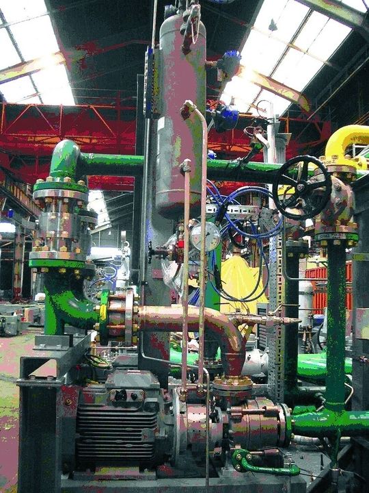 Mehrphasenpumpe zur Bohrlochspülwasser-Aufbereitung (modifizierte Super-Duplex-Ausführung mit externem API-Spülsystem) Mehrphasenpumpe zur Bohrlochspülwasser-Aufbereitung (modifizierte Super-Duplex-Ausführung mit externem API-Spülsystem)