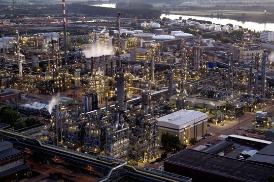 Damit ein Chemiestandort – hier im Bild der Steamcracker II am BASF-Standort Ludwigshafen – fit für den internationalen Wettbewerb wird, sind effiziente Anlagen nötig. Dies erfordert neue Wege beim Service, der nicht nur die Instandhaltung, sondern auch Beratung und Engineering umfasst. Bild: BASF Damit ein Chemiestandort – hier im Bild der Steamcracker II am BASF-Standort Ludwigshafen – fit für den internationalen Wettbewerb wird, sind effiziente Anlagen nötig. Dies erfordert neue Wege beim Service, der nicht nur die Instandhaltung, sondern auch Beratung und Engineering umfasst. Bild: BASF
