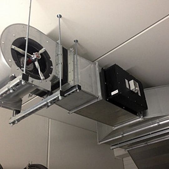 Schalldämpfung reduziert Frequenzen von 20 bis 800 Hz um bis zu 20 dB.