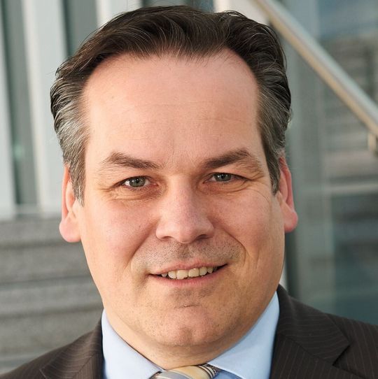 Als Geschäftsführer Operations ist Torsten Oldhues nun unter anderem für die strategische Ausrichtung und kontinuierliche Weiterentwicklung der Lager- und Transportprozesse zuständig. Als Geschäftsführer Operations ist Torsten Oldhues nun unter anderem für die strategische Ausrichtung und kontinuierliche Weiterentwicklung der Lager- und Transportprozesse zuständig.