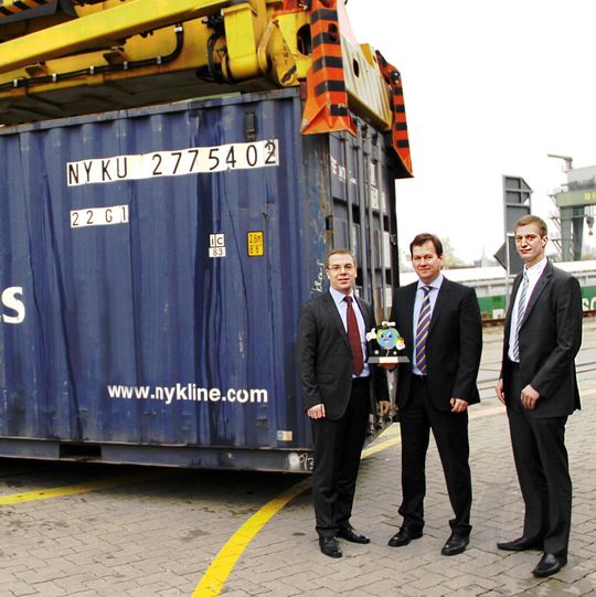 Bei der Preisverleihung (v.l.): Torben Stecher, Peter Stäblein und Christoph Pauli. Bei der Preisverleihung (v.l.): Torben Stecher, Peter Stäblein und Christoph Pauli.