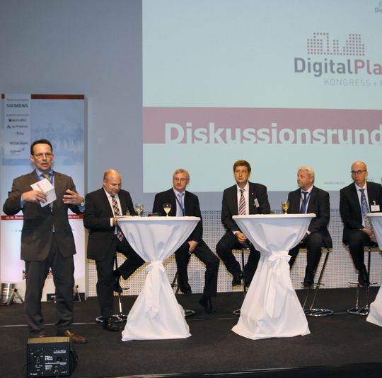 Hochkarätig besetzt: die Podiumsdiskussion am Ende des ersten Tages. Moderator Prof. Leon Urbas (v. l.) mit den Teilnehmern Dr. Sven Kleiner (EM Engineering), Heiner Temmen (Evonik), Ralph-Harry Klaer (BTS), Ralph Rösberg (Rösberg Engineering), Jan Rougoor (Siemens), Volker Siegelin (Bentley) und Dieter Hoffmann (Planting) Hochkarätig besetzt: die Podiumsdiskussion am Ende des ersten Tages. Moderator Prof. Leon Urbas (v. l.) mit den Teilnehmern Dr. Sven Kleiner (EM Engineering), Heiner Temmen (Evonik), Ralph-Harry Klaer (BTS), Ralph Rösberg (Rösberg Engineering), Jan Rougoor (Siemens), Volker Siegelin (Bentley) und Dieter Hoffmann (Planting)