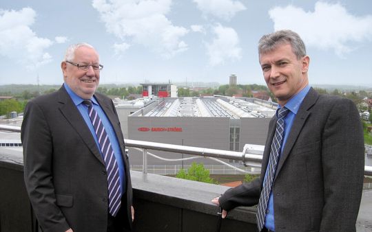 Die Geschäftsführenden Gesellschafter Siegfried Bullinger (li.) und Markus Ströbel im Hintergrund die neuen Gebäude. Die Geschäftsführenden Gesellschafter Siegfried Bullinger (li.) und Markus Ströbel im Hintergrund die neuen Gebäude.