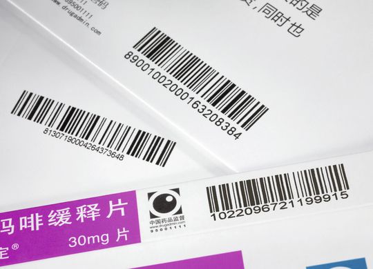 Der so genannte China-Code wird ab 2015 für in der Volksrepublik vertriebene Arzneimittel Pflicht. Edelmann kann mit allen international gängigen Serialisierungscodes die Identifikation der Arzneimittelverpackungen umsetzen. Der so genannte China-Code wird ab 2015 für in der Volksrepublik vertriebene Arzneimittel Pflicht. Edelmann kann mit allen international gängigen Serialisierungscodes die Identifikation der Arzneimittelverpackungen umsetzen.