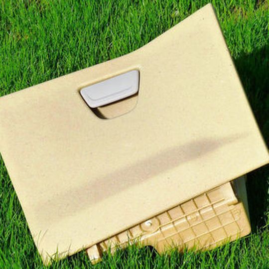 Handschuhfach aus naturfaserverstärktem Verbundwerkstoff.