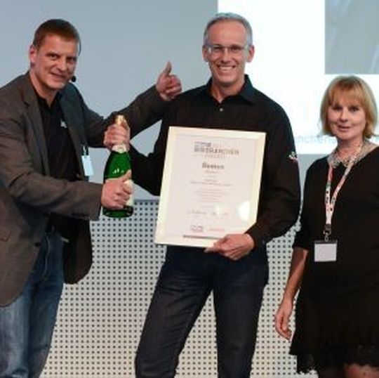 Gino Schwarzenberg, Leiter Vertrieb & Marketing Phoenix Motorradtuning, Generalimporteur von Remus, holt sich den Branchenaward Industrie 2013 in der Kategorie "Auspuffsysteme". Gino Schwarzenberg, Leiter Vertrieb & Marketing Phoenix Motorradtuning, Generalimporteur von Remus, holt sich den Branchenaward Industrie 2013 in der Kategorie "Auspuffsysteme".