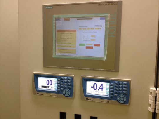 Bild 1: Modweigh-Farbdisplays unterhalb des PLC-Displays in der Schaltschranktür Bild 1: Modweigh-Farbdisplays unterhalb des PLC-Displays in der Schaltschranktür