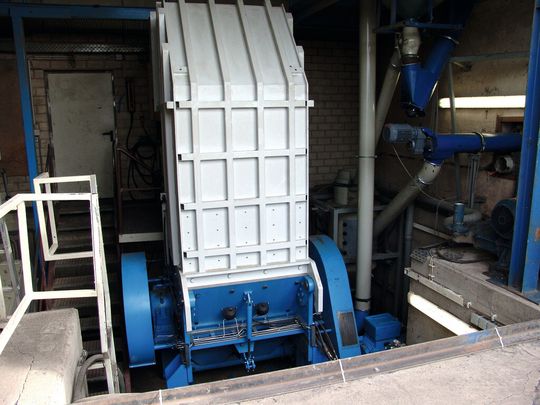 Die Rotoschneider RS 8012 in der Aufstellgrube der Recycling-Anlage Die Rotoschneider RS 8012 in der Aufstellgrube der Recycling-Anlage