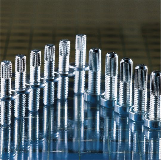 Das Einpresssystem TriPress besteht aus einem Einpressbolzen der in unterschiedlichen Varianten und Kombinationen produzierbar ist. Das Einpresssystem TriPress besteht aus einem Einpressbolzen der in unterschiedlichen Varianten und Kombinationen produzierbar ist.