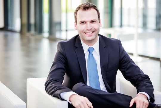 „Wenn sie ein Dichtungselement anbieten, das seltener ausgetauscht werden muss, spart der Kunde bares Geld.“ Dr. Christian Dickopf, Managing Director Freudenberg Sealing Technologies Process Seals. „Wenn sie ein Dichtungselement anbieten, das seltener ausgetauscht werden muss, spart der Kunde bares Geld.“ Dr. Christian Dickopf, Managing Director Freudenberg Sealing Technologies Process Seals.