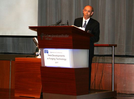 Prof. Dr. Kondo, Gast-Professor am Toyota Technical Institute, sprach über Net Shaping - das Umformen von Automobilteilen mit geteiltem Werkstofffluss. Prof. Dr. Kondo, Gast-Professor am Toyota Technical Institute, sprach über Net Shaping - das Umformen von Automobilteilen mit geteiltem Werkstofffluss.
