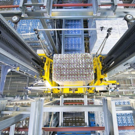 Wenn das Schäfer Lift&Run-Lagergerät vor dem zugewiesenen Regalkanal hält, hebt der Orbiter die Palette leicht an und transportiert sie in die Tiefe des Kanals. Wenn das Schäfer Lift&Run-Lagergerät vor dem zugewiesenen Regalkanal hält, hebt der Orbiter die Palette leicht an und transportiert sie in die Tiefe des Kanals.