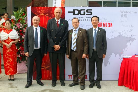 Dr. Walter Locher (VRP DGS), Ulrich Hunn (Schweizer Generalkonsul in Guangzhou), Andreas Müller (CEO DGS), Chengliang Song (Geschäftsführer Werk Nansha). Dr. Walter Locher (VRP DGS), Ulrich Hunn (Schweizer Generalkonsul in Guangzhou), Andreas Müller (CEO DGS), Chengliang Song (Geschäftsführer Werk Nansha).
