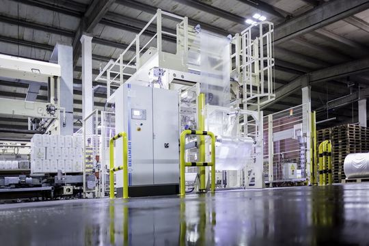L'installation d'emballage à haute cadence BEUMER stretch hood M a pour but de réduire les dommages pouvant intervenir durant le transport et de répondre aux exigences logistiques de plus en plus élevées. L'installation d'emballage à haute cadence BEUMER stretch hood M a pour but de réduire les dommages pouvant intervenir durant le transport et de répondre aux exigences logistiques de plus en plus élevées.