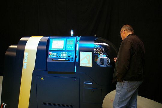 La fraiseuse en barre ultra-compacte BA 1008 avec un «B» comme Barre. Similaire aux Swissnanos dans le design, elle reprend 80% de leurs structures et contenu, avec toutefois une CNC différence, la Fanuc Oi MD capable de gérer les 6 axes linéaire + un axe rotatif C. La fraiseuse en barre ultra-compacte BA 1008 avec un «B» comme Barre. Similaire aux Swissnanos dans le design, elle reprend 80% de leurs structures et contenu, avec toutefois une CNC différence, la Fanuc Oi MD capable de gérer les 6 axes linéaire + un axe rotatif C.