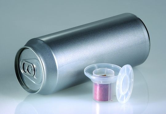In der Fresh Can werden die empfindlichen Wirkstoffe in einem Wedge gelagert. Öffnet der Verbraucher die Verpackung, entsteht ein Druckabfall, der dazu führt, dass der Deckel des Wedge aufspringt. Bild: Ball Europe In der Fresh Can werden die empfindlichen Wirkstoffe in einem Wedge gelagert. Öffnet der Verbraucher die Verpackung, entsteht ein Druckabfall, der dazu führt, dass der Deckel des Wedge aufspringt. Bild: Ball Europe