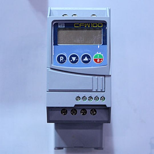 Mit dem Mini Drive CFW100 kam einer der kleinsten Frequenzumrichter der Welt auf der SPS IPC Drives 2013 groß raus. Mit dem Mini Drive CFW100 kam einer der kleinsten Frequenzumrichter der Welt auf der SPS IPC Drives 2013 groß raus.