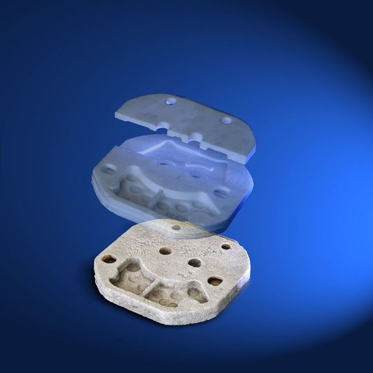 Gegossener Salzkern mit innenliegenden Kanälen und Hinterschneidungen hergestellt im Lost Foam Verfahren und das geschäumte Polystyrol-Modell im Schnitt zur Darstellung der komplexen Geometrie Gegossener Salzkern mit innenliegenden Kanälen und Hinterschneidungen hergestellt im Lost Foam Verfahren und das geschäumte Polystyrol-Modell im Schnitt zur Darstellung der komplexen Geometrie
