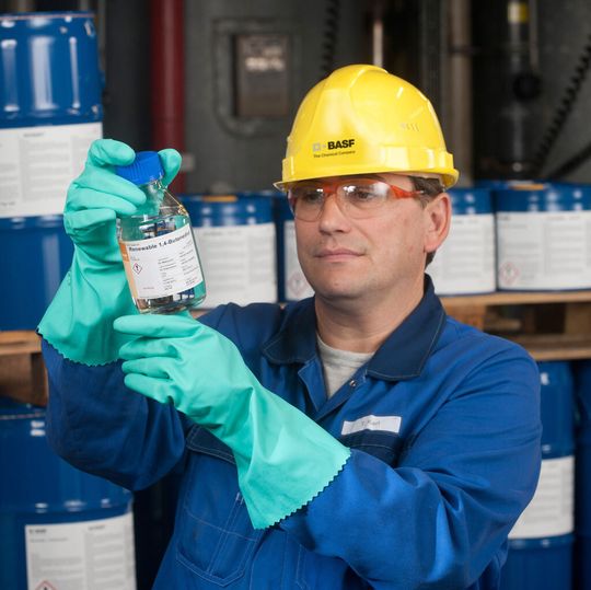 Produktionsmitarbeiter Thorsten Karl von BASF überprüft eine mit BDO gefüllte Chemikalienflasche.