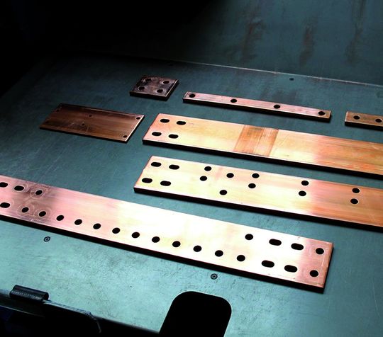 Auszug aus dem Spektrum verschiedener Kupferteile, die aus 4000 mm langen Standardhalbzeugen mit unterschiedlichen Querschnitten bestehen und in einem Prozessdurchlauf gefertigt werden. Auszug aus dem Spektrum verschiedener Kupferteile, die aus 4000 mm langen Standardhalbzeugen mit unterschiedlichen Querschnitten bestehen und in einem Prozessdurchlauf gefertigt werden.