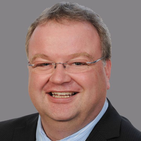 Thomas Amann, der Geschäftsführer von Embedded Office. Er betont, dass das Zertifizierungskit die Qualifizierung sicherheitsrelevanter Lösungen im Medizinbereich stark vereinfache.