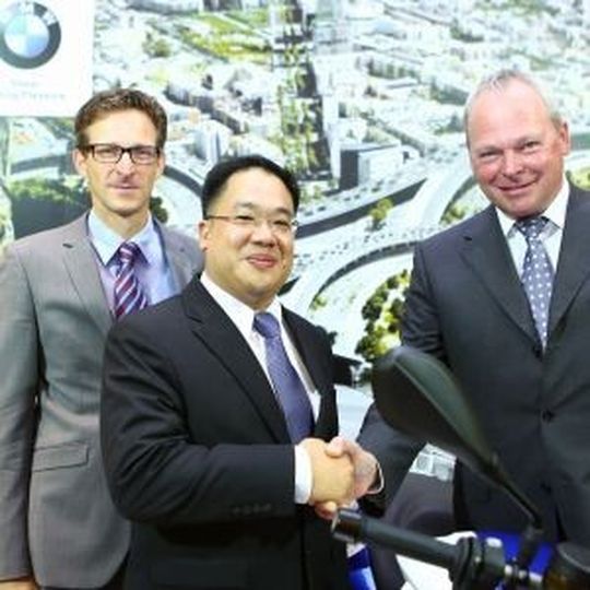 Startschuss BMW Motorradproduktion in Thailand. Heiner Faust, Kamolchart Pravitra, Leiter BMW Motorrad Thailand und Stephan Schaller. Startschuss BMW Motorradproduktion in Thailand. Heiner Faust, Kamolchart Pravitra, Leiter BMW Motorrad Thailand und Stephan Schaller.